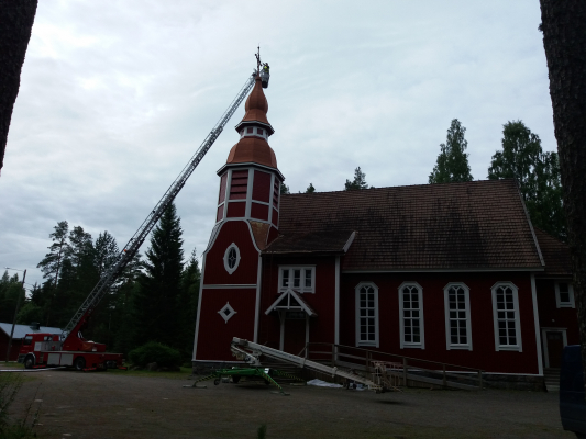 Killinkoksen kirkon ulkomaalaus käynnissä 2017